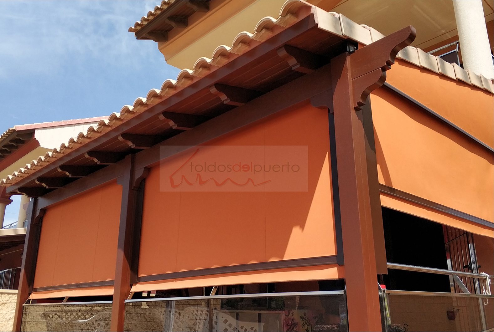 Toldos verticales alumnio lacado marrón y cuña