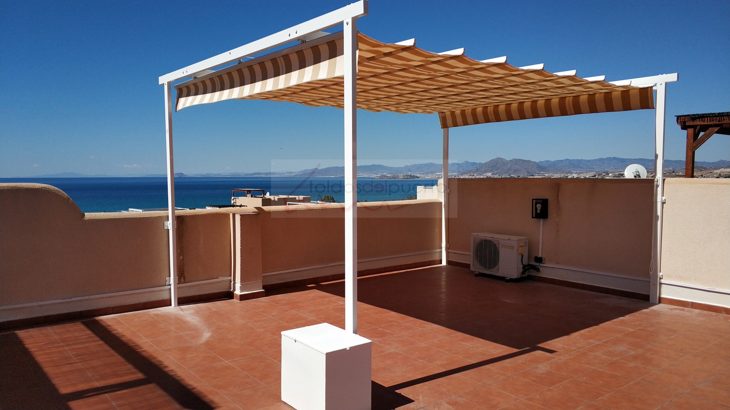 Toldo corredero con doble porteria y jardinera en el Pinar de San Ginés (La Azohia)