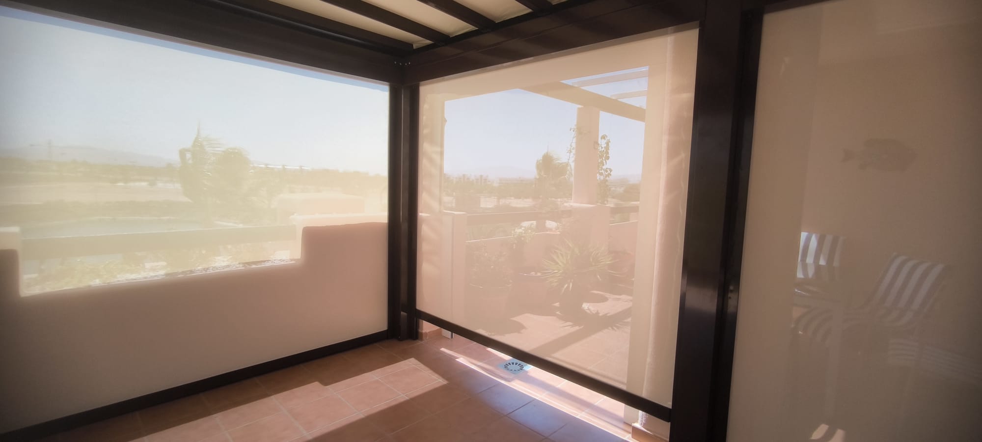 Pérgola Imperial Pro con cerramiento de verticales sistema zip y lona técnica micro perforada - Condado Alhama