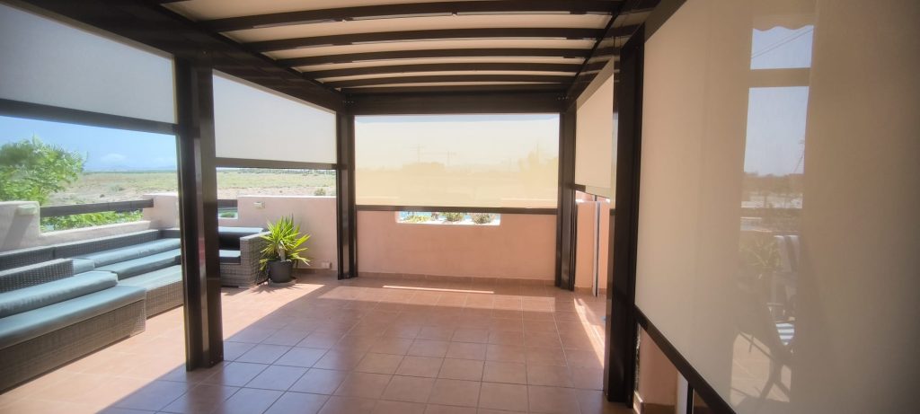 Pérgola Imperial Pro con toldos verticales con cofre y lona técnica microperforada - Condado de Alhama