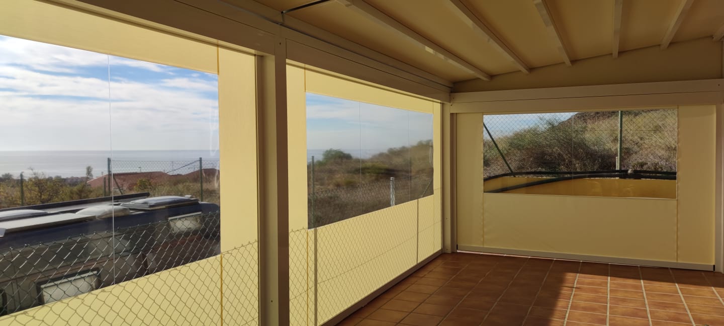 Pérgola Imperial y cerramiento de toldos verticales con ventana - Isla Plana